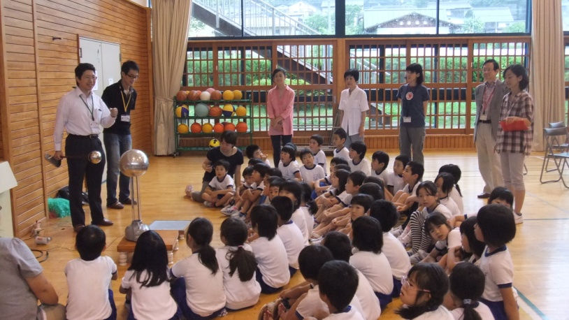 静電気に関する演示実験
／2013支部・学会連携リフレッシュ理科教室 2013年7月5日 長野県麻績村立麻績小学校