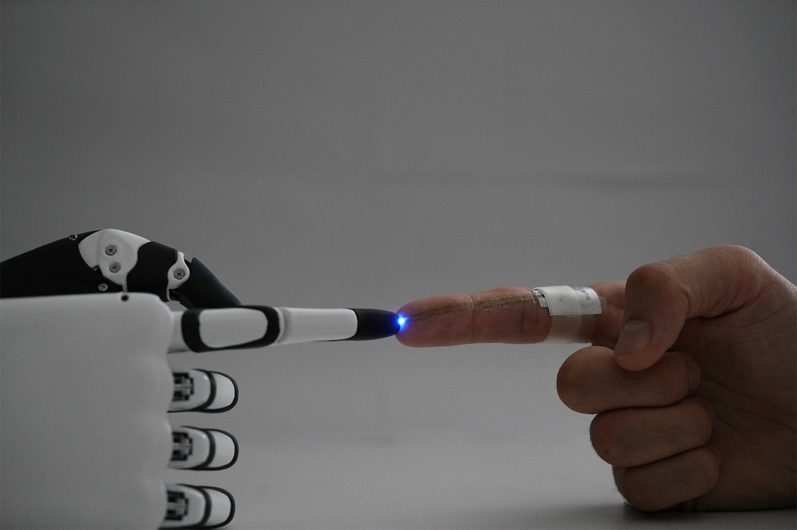 「Lighting the Future - Human Meets Robot」山岸 健人，青木 悠登，阿部 大和，佐々木 光生，三室 真帆，高桑 聖仁，横田 知之（東京大学）／第24回JSAPフォト＆イラストコンテスト＠オンライン（Science As Art） 優秀賞